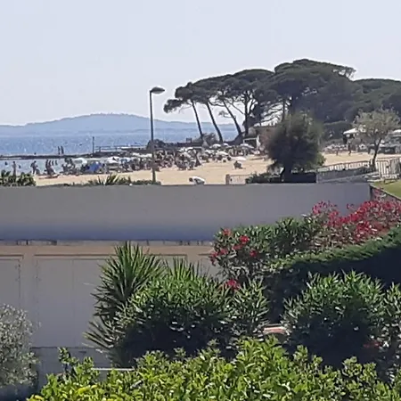 à Moins De 100 M De La à Pied *