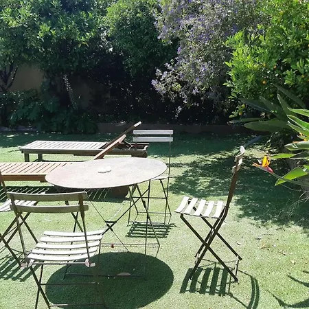 à Moins De 100 M De La à Pied *