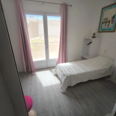 à Moins De 100 M De La à Pied La Londe-les-Maures