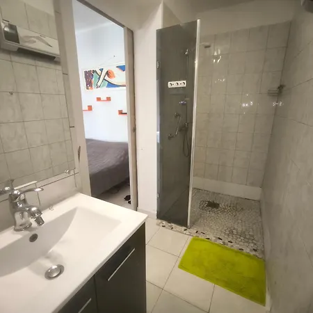 à Moins De 100 M De La à Pied La Londe-les-Maures