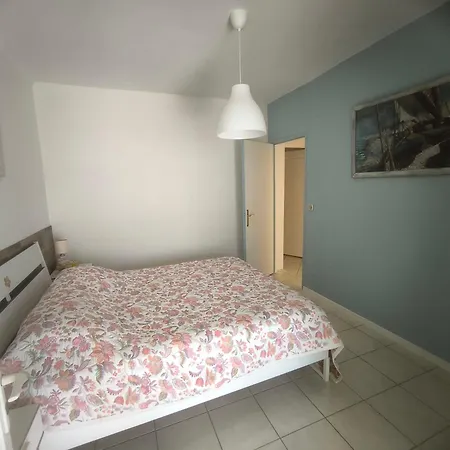 à Moins De 100 M De La à Pied * La Londe-les-Maures