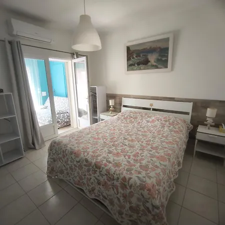 à Moins De 100 M De La à Pied *