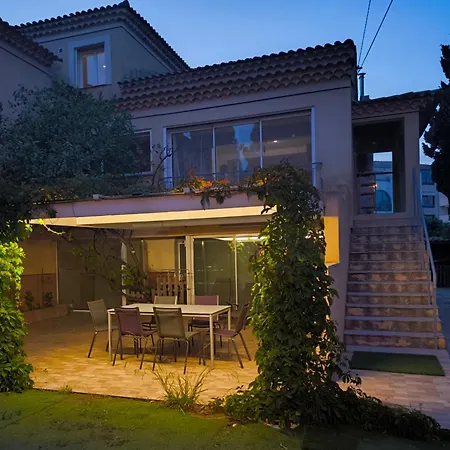 à Moins De 100 M De La à Pied