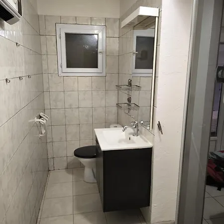 à Moins De 100 M De La à Pied La Londe-les-Maures