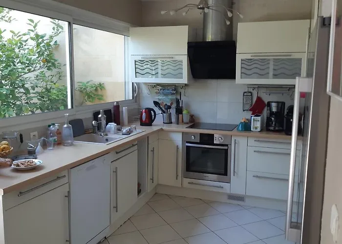 à Moins De 100 M De La à Pied Villa